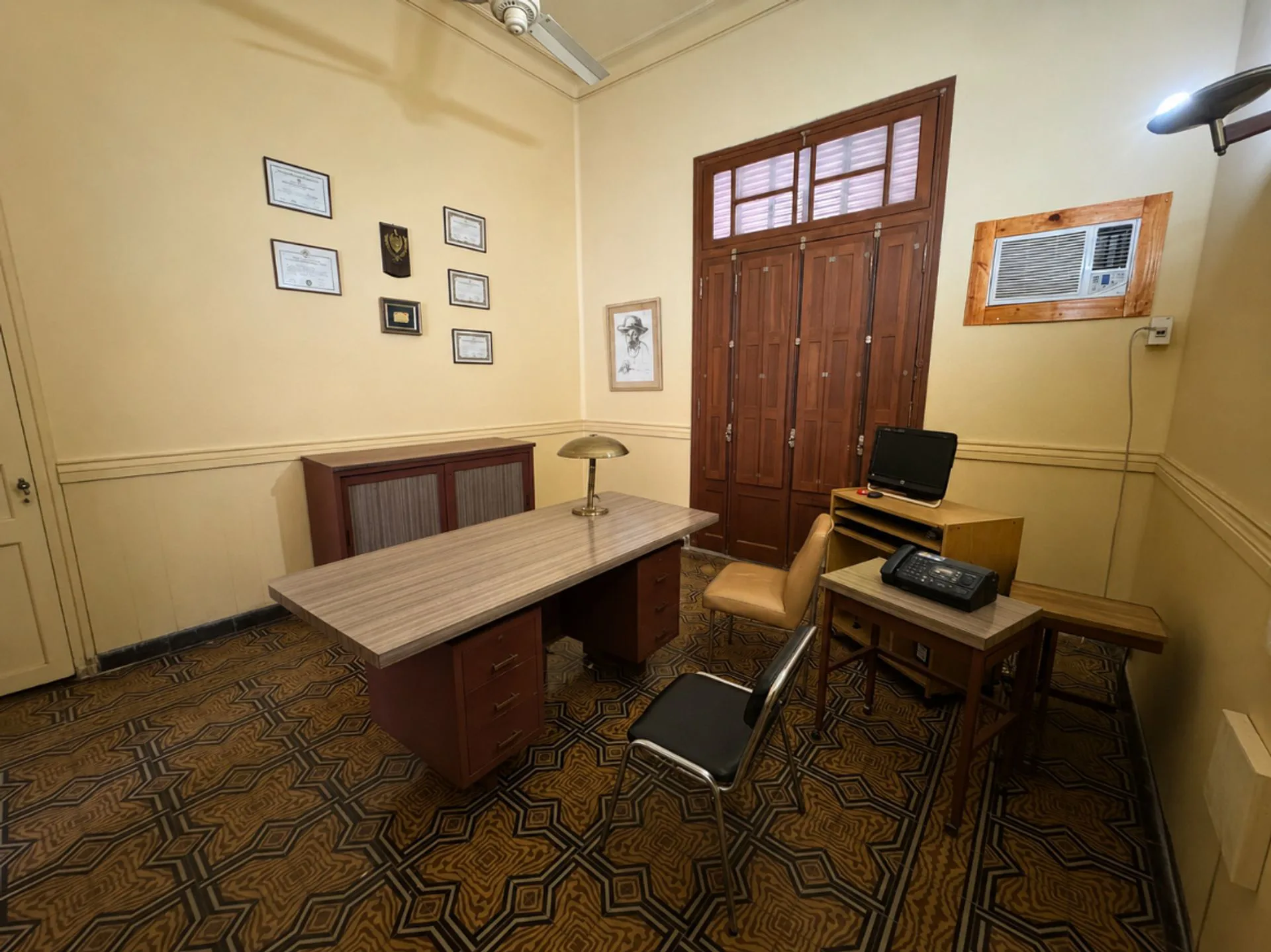 Venta de Casa de categoría a metros de calle Roca foto 4