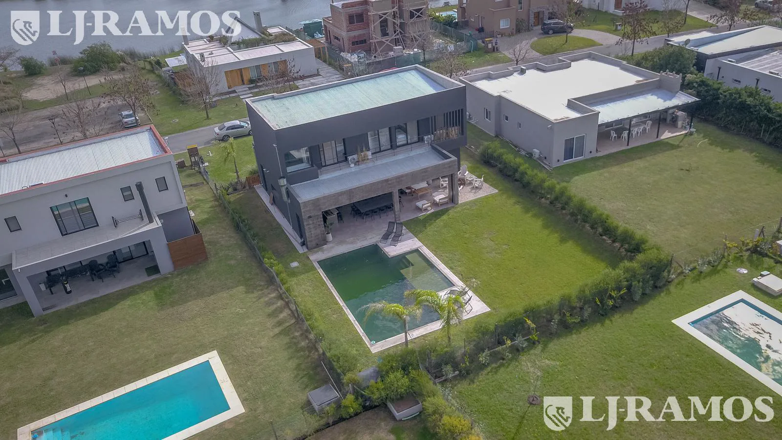 Espectacular Casa en venta sobre lote interno con pileta PG foto 2