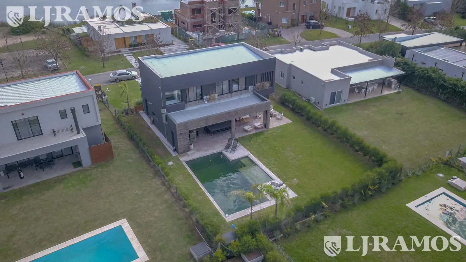 Espectacular Casa en venta sobre lote interno con pileta PG foto 3