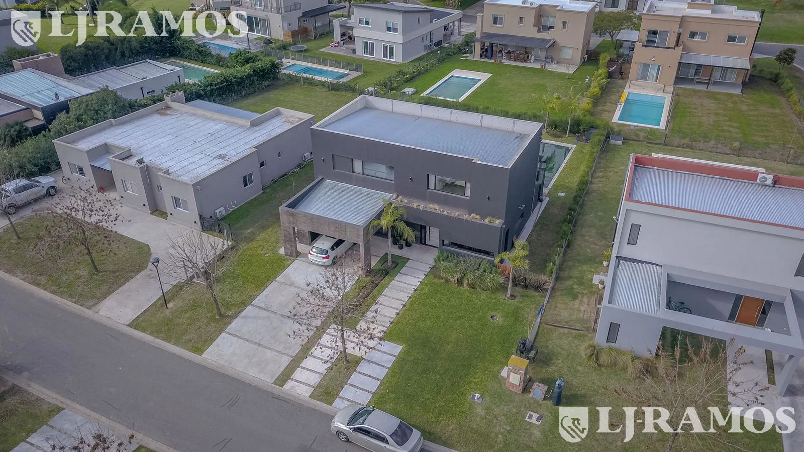 Espectacular Casa en venta sobre lote interno con pileta PG foto 5