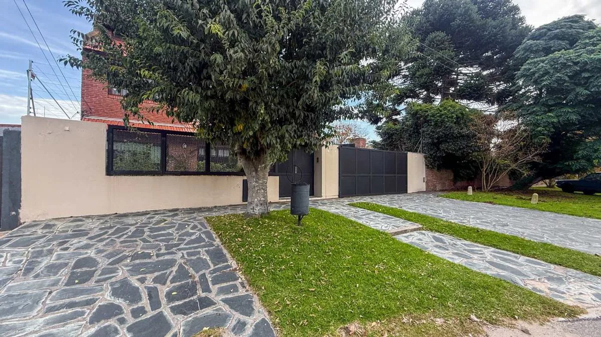 Venta Casa 5 amb en Caisamar c/ piscina y quincho foto 3