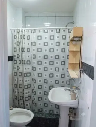 Excelente depto. En zona comercial y próximo a centros de salud, colegios medios de transportes. foto 3