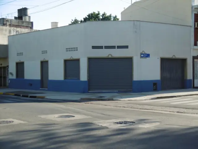 Casa en esquina con local A RECICLAR garaje 230mts