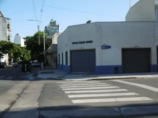 Casa en esquina con local A RECICLAR garaje 230mts foto 3