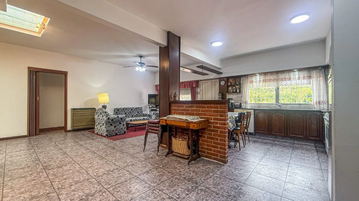 VENTA CASA 5 AMBIENTES PARQUE Y QUINCHO EN CAMET foto 3
