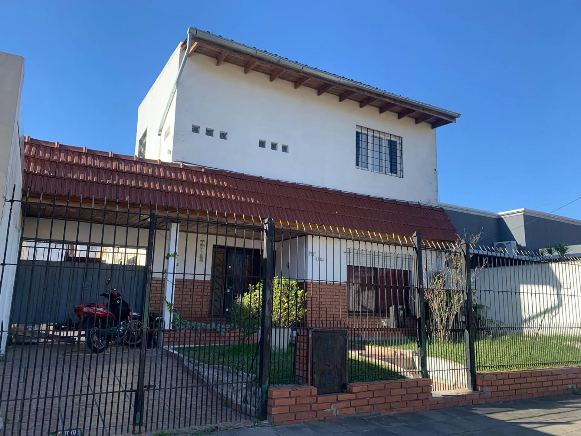 Venta casa 3 dorm lumin c/patio coch V. Ballester foto 2