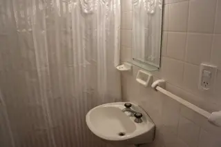Departamento en Planta Baja de 2 dormitorios y cocina-comedor , patio con parrilla y  baño , a 1 cuadra del mar y 2 de la peatonal. foto 4