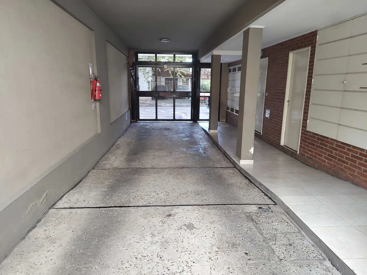 VENTA DEPARTAMENTO 2 AMBIENTES SAENZ PEÑA-COCHERA foto 3