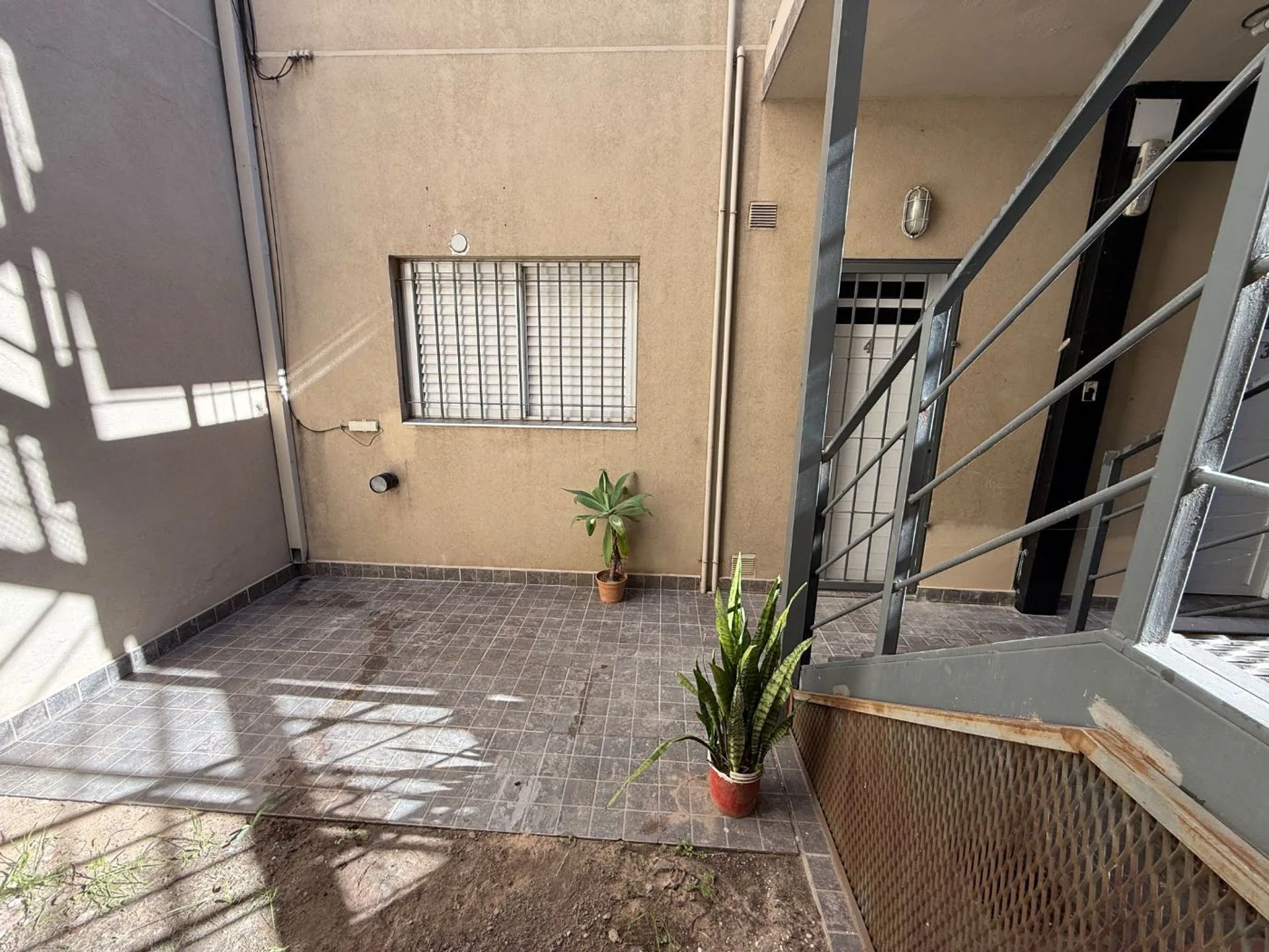 REMAX ALQUILA DPTO PB 1 D PATIO, AV GRAL PAZ  5400 foto 2