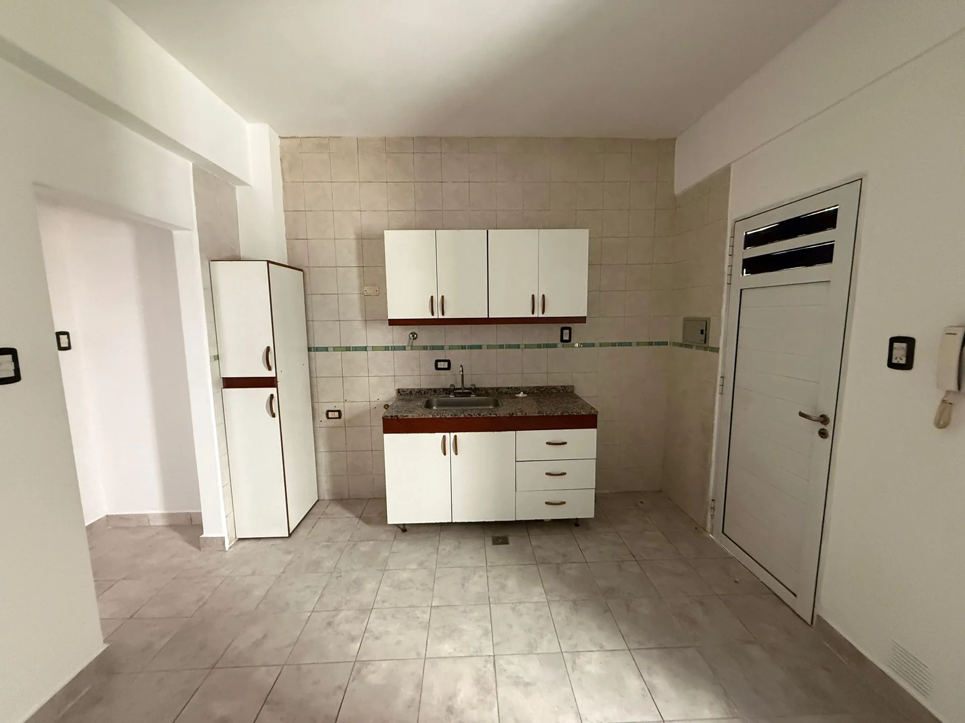 REMAX ALQUILA DPTO PB 1 D PATIO, AV GRAL PAZ  5400 foto 3