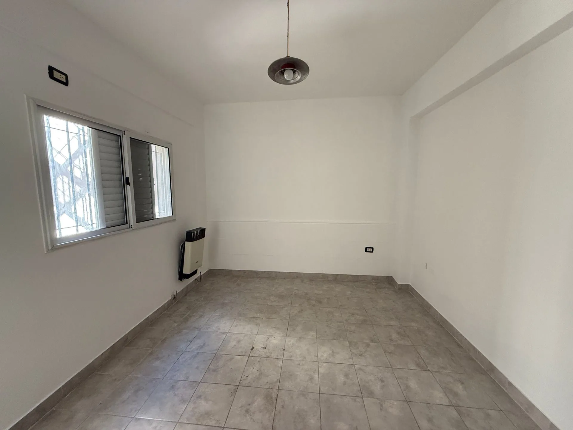 REMAX ALQUILA DPTO PB 1 D PATIO, AV GRAL PAZ  5400 foto 4