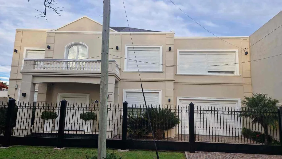 Venta Casa 6 Ambientes Cochera Pileta Ciudad Evita foto 2