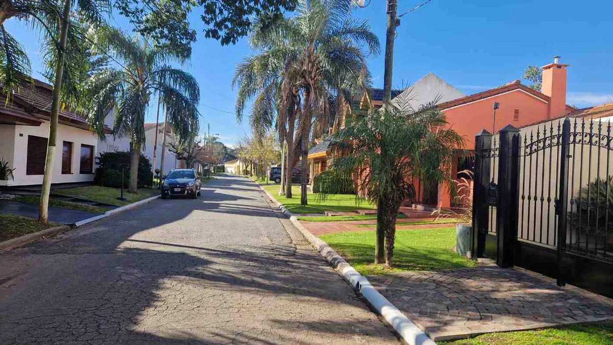 Venta Casa 6 Ambientes Cochera Pileta Ciudad Evita foto 3