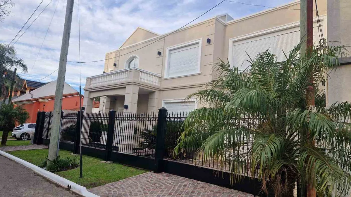 Venta Casa 6 Ambientes Cochera Pileta Ciudad Evita foto 4