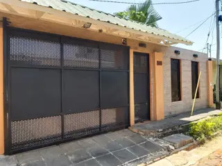 PRECIOSA CASA EN VENTA DE 3 DORMITORIOS CON QUINCHO, PARRILLA Y PILETA.- foto 1