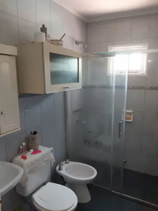 PRECIOSA CASA EN VENTA DE 3 DORMITORIOS CON QUINCHO, PARRILLA Y PILETA.- foto 2