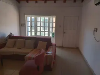 PRECIOSA CASA EN VENTA DE 3 DORMITORIOS CON QUINCHO, PARRILLA Y PILETA.- foto 3