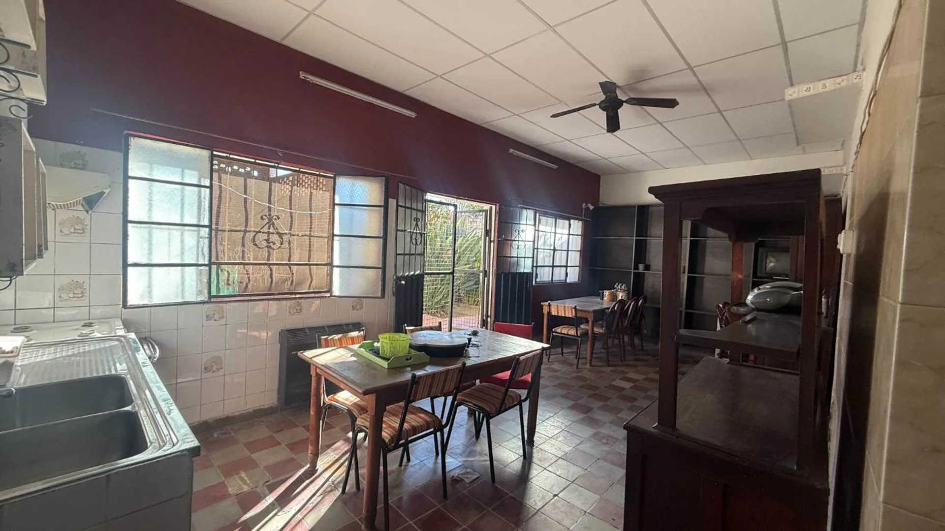 Casa de 2 Dormitorios en Venta Sobre Avenida foto 2
