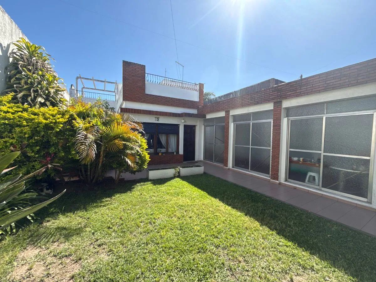 CASA EN VENTA 4 AMB C/GARAGE - MORON foto 2