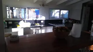 EXCELENTE PROPIEDAD DE CUATRO AMBIENTES CON PARQUE JARDIN GALPON DE HERRAMIENTAS CUARTO Y  DE HUESPEDES ENTRADA DE AUTO foto 1