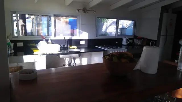 EXCELENTE PROPIEDAD DE CUATRO AMBIENTES CON PARQUE JARDIN GALPON DE HERRAMIENTAS CUARTO Y  DE HUESPEDES ENTRADA DE AUTO