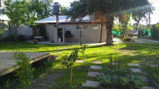 EXCELENTE PROPIEDAD DE CUATRO AMBIENTES CON PARQUE JARDIN GALPON DE HERRAMIENTAS CUARTO Y  DE HUESPEDES ENTRADA DE AUTO foto 2