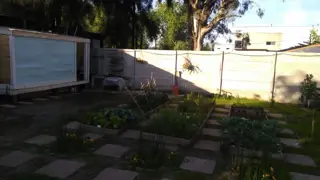 EXCELENTE PROPIEDAD DE CUATRO AMBIENTES CON PARQUE JARDIN GALPON DE HERRAMIENTAS CUARTO Y  DE HUESPEDES ENTRADA DE AUTO foto 3