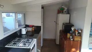 EXCELENTE PROPIEDAD DE CUATRO AMBIENTES CON PARQUE JARDIN GALPON DE HERRAMIENTAS CUARTO Y  DE HUESPEDES ENTRADA DE AUTO foto 5