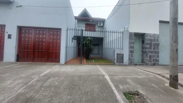 VENTA CASA C/DEPOSITO FONDO Y QUINCHO LANUS ESTE