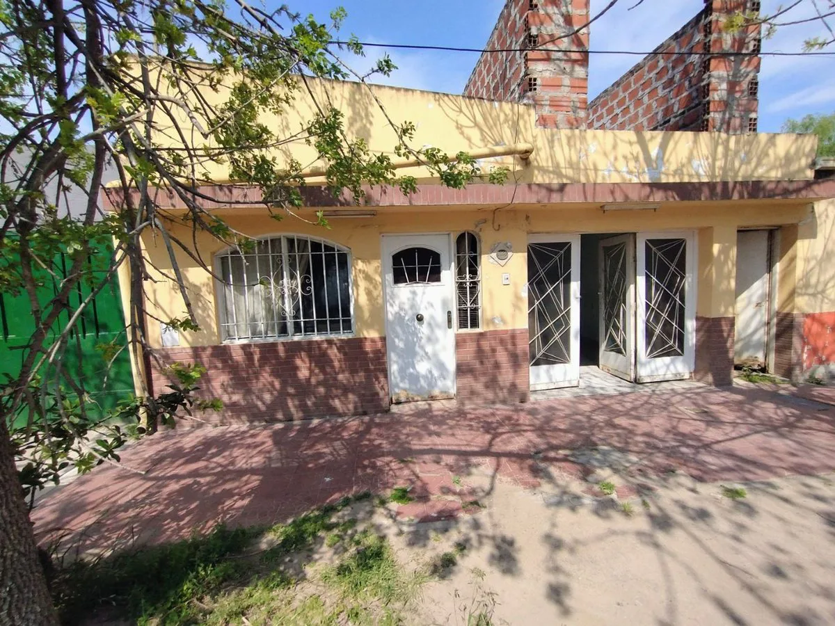 VENTA CASA CON COCHERA A 1 CUADRA DE BLAS PARERA foto 2