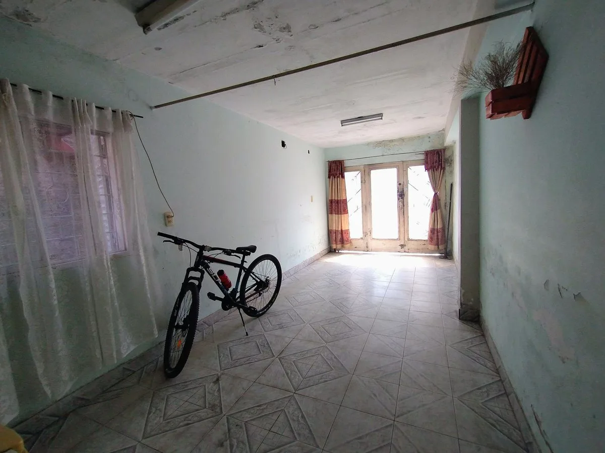 VENTA CASA CON COCHERA A 1 CUADRA DE BLAS PARERA foto 4