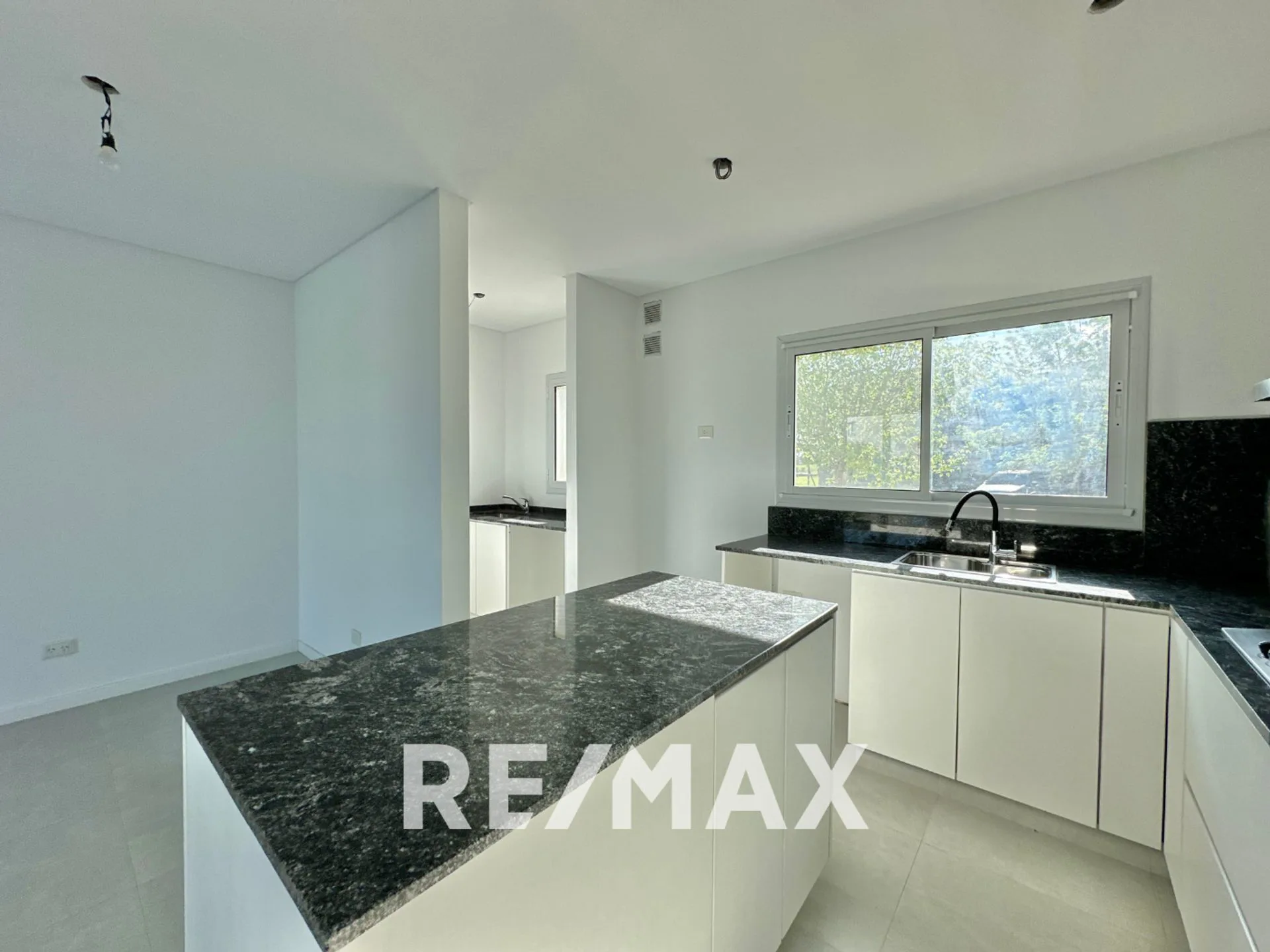 VENTA CASA 5AMB. A ESTRENAR EL CANTON GOLF FINANC