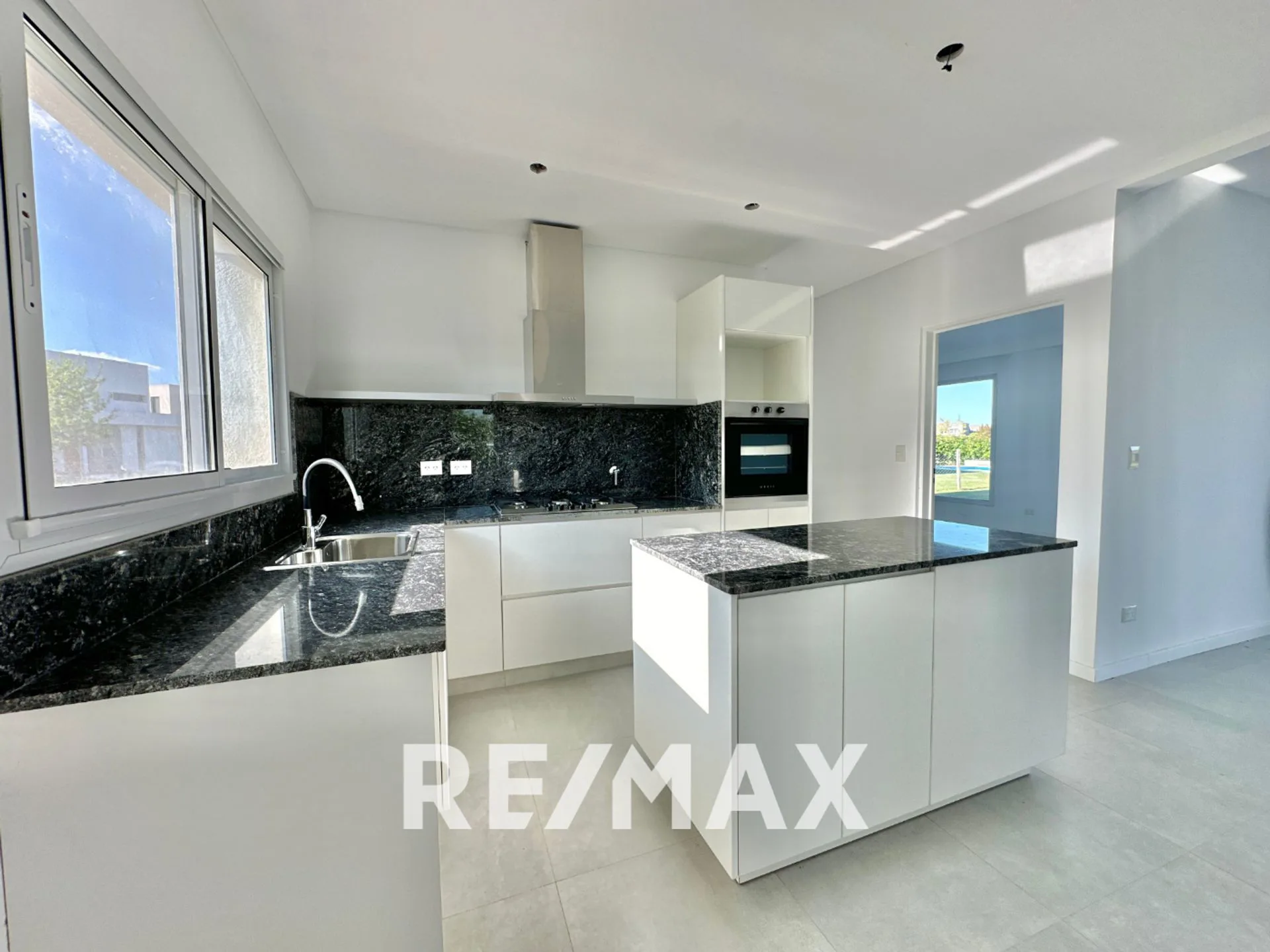 VENTA CASA 5AMB. A ESTRENAR EL CANTON GOLF FINANC foto 3