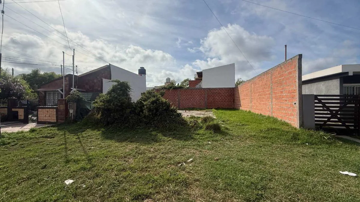 Venta Lote Aeroparque 151 m2  todos los servicios foto 2