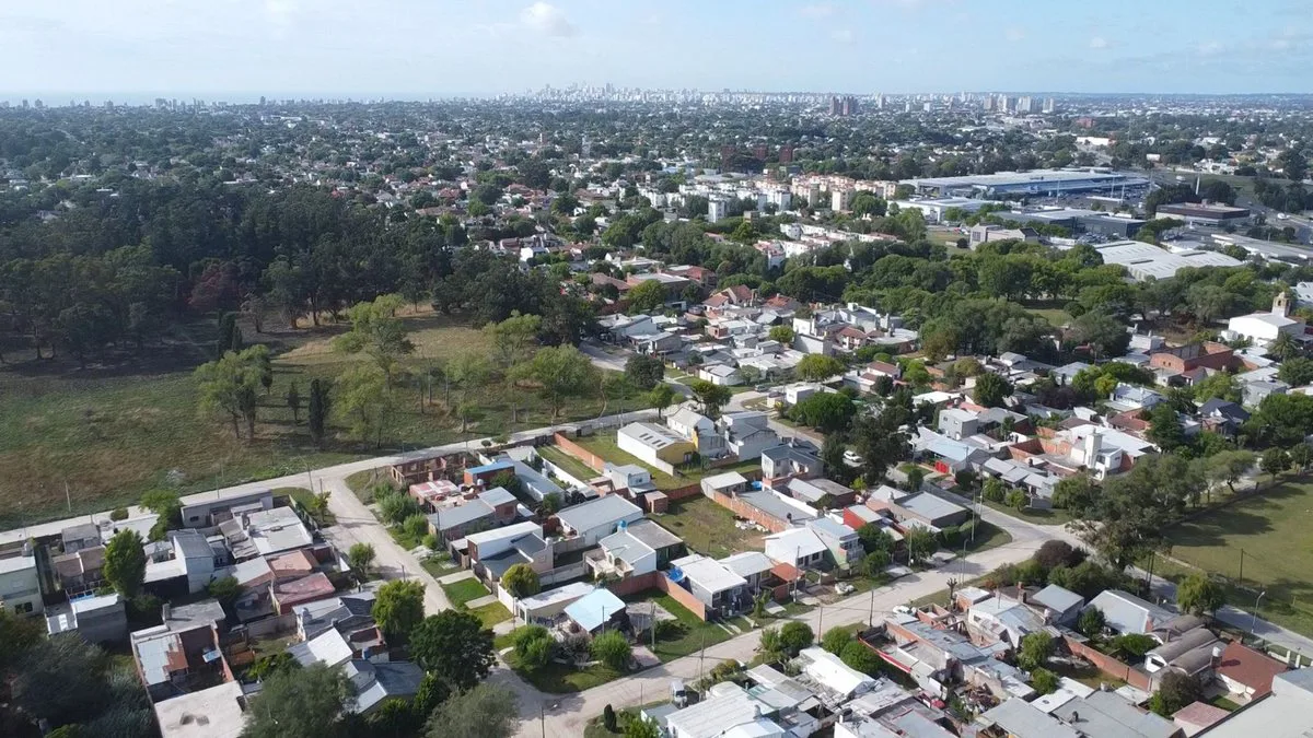 Venta Lote Aeroparque 151 m2  todos los servicios foto 3