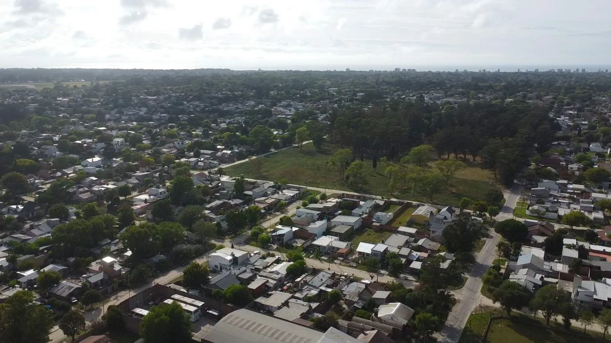 Venta Lote Aeroparque 151 m2  todos los servicios foto 4