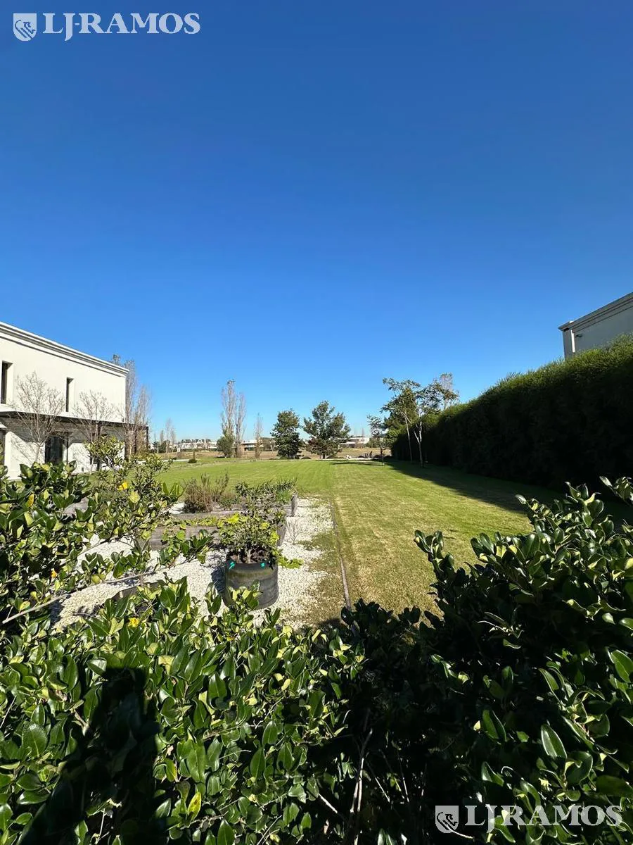 Excelente lote de 1350 m2 en venta en el barrio EL GOLF foto 2