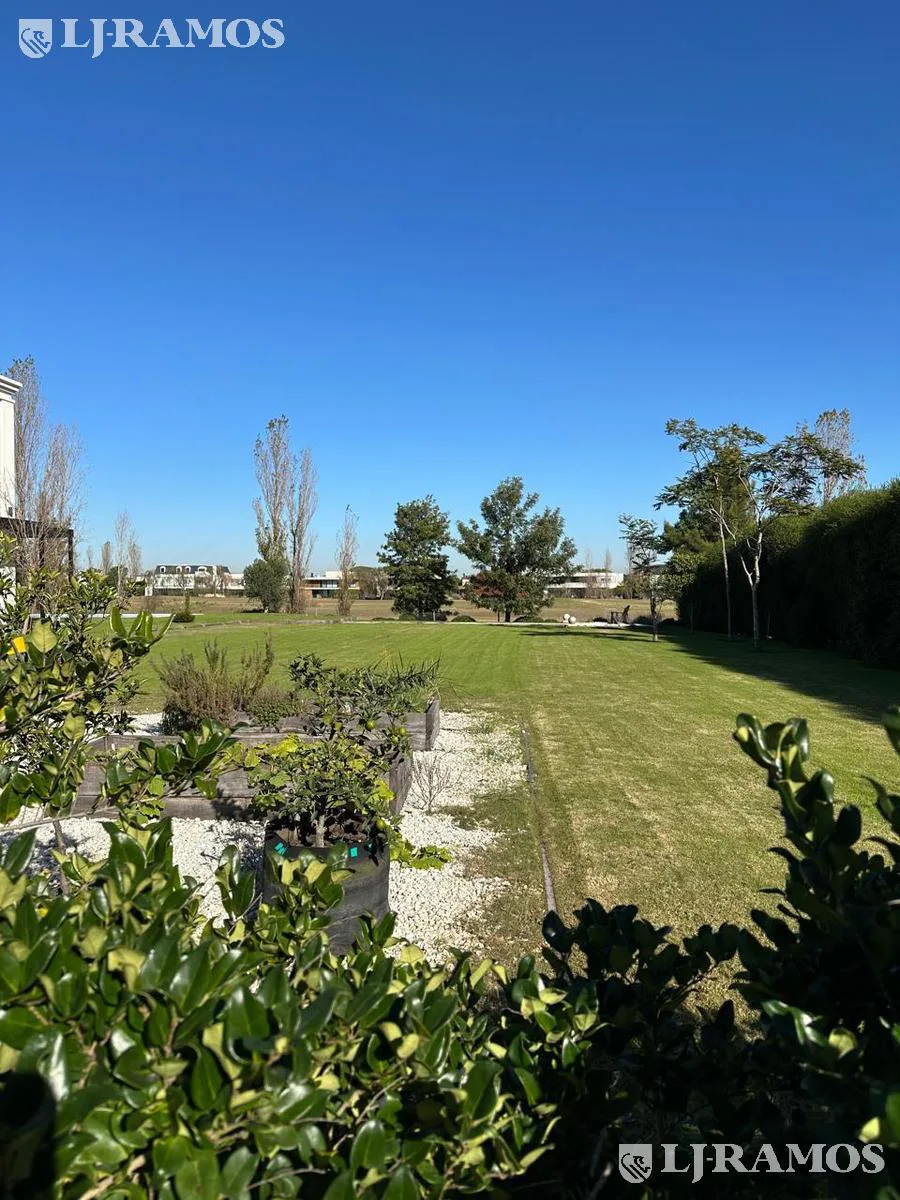 Excelente lote de 1350 m2 en venta en el barrio EL GOLF foto 3
