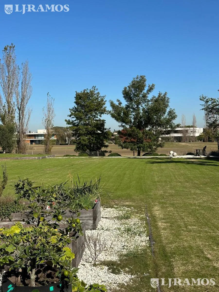 Excelente lote de 1350 m2 en venta en el barrio EL GOLF foto 4