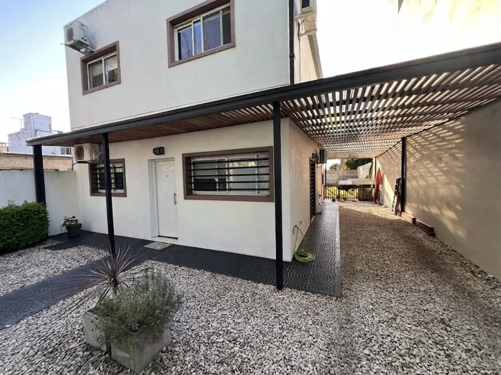 Casa 4 dormitorios Venta La Plata Cochera y Pileta foto 2