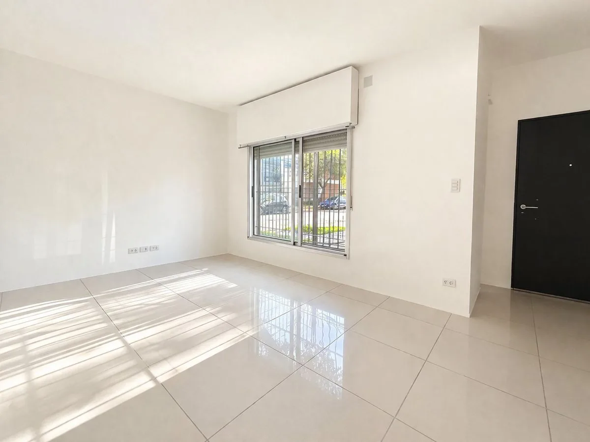 Casa en venta 3 amb con cochera PB Olivos foto 2