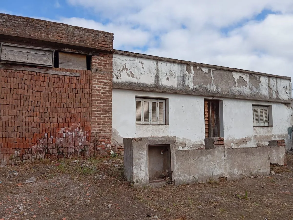 LOTE EN VENTA CON CONSTRUCCION A RECICLAR, BCE foto 2