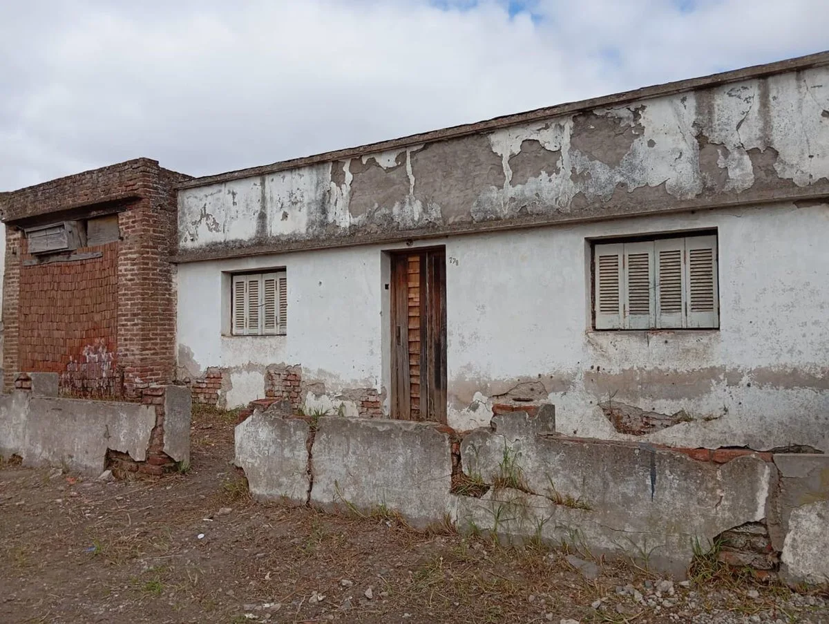 LOTE EN VENTA CON CONSTRUCCION A RECICLAR, BCE foto 3
