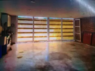 EXCELENTE PROPIEDAD CON GARAGE,PARQUE Y PISCINA. foto 2