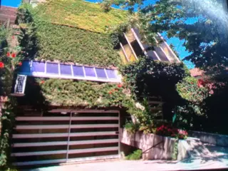 EXCELENTE PROPIEDAD CON GARAGE,PARQUE Y PISCINA. foto 5