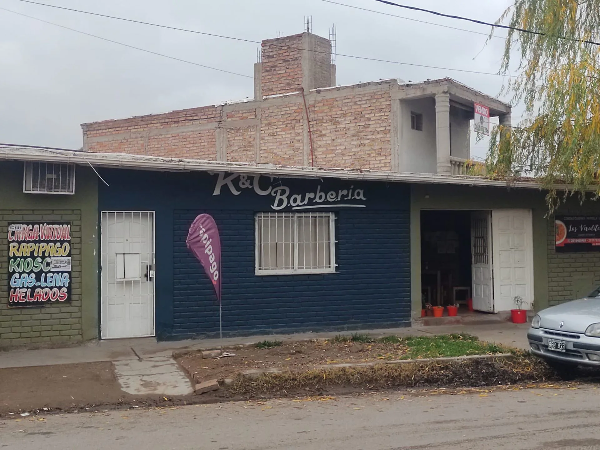 VENTA DE 3 LOCALES COMERCIALES Y DEPARTAMENTO foto 3
