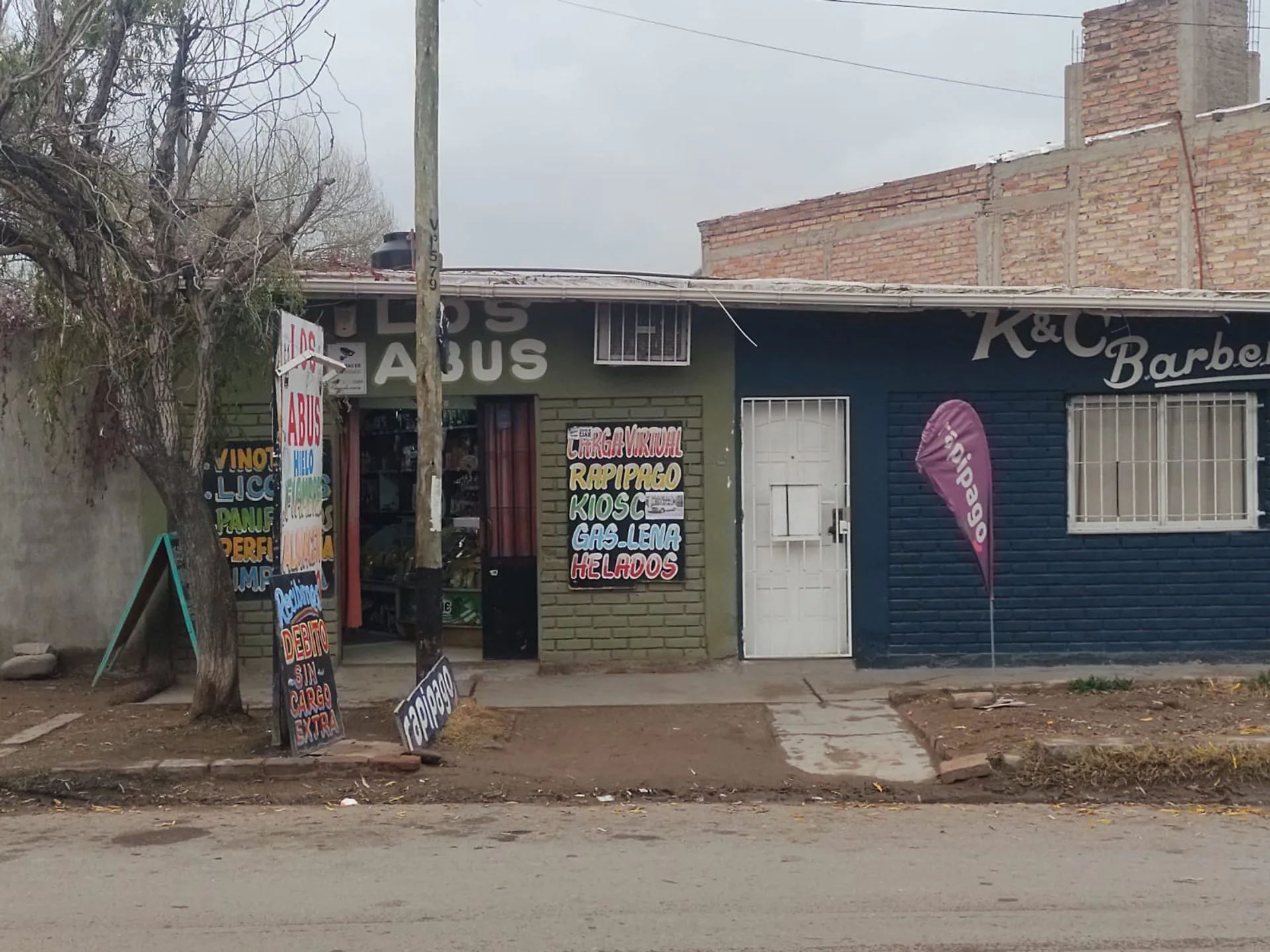 VENTA DE 3 LOCALES COMERCIALES Y DEPARTAMENTO foto 5
