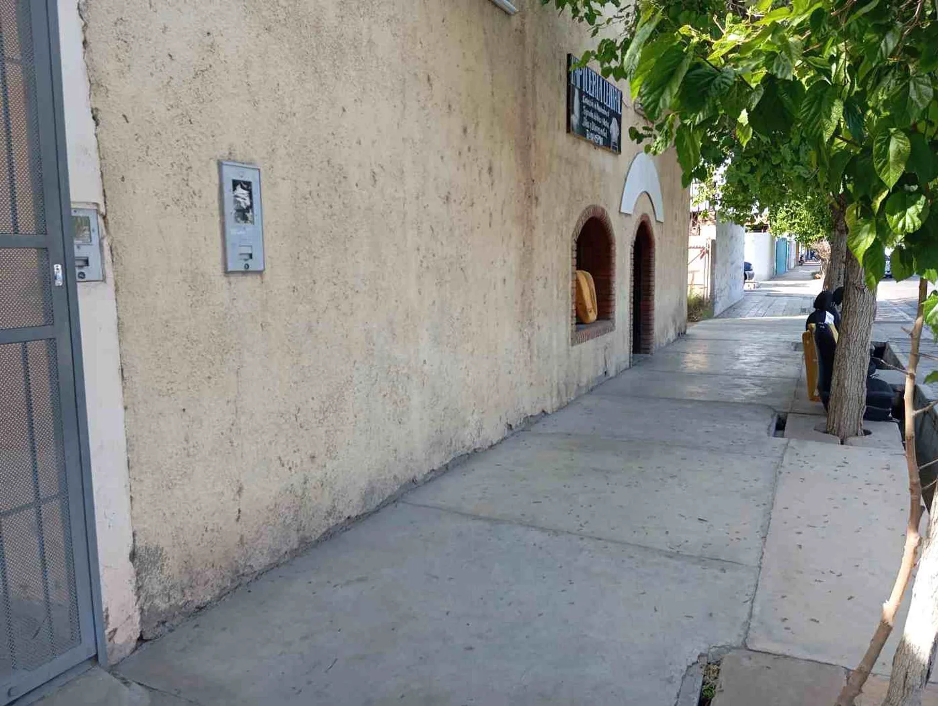 Terreno de 2328 m2, con casa y ex bodega. Rawson foto 2