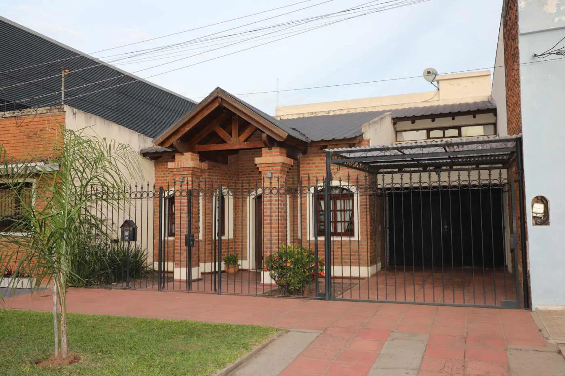 ¡CASA EN VENTA, 8 AMBIENTES! BELLA VISTA CTES. foto 2