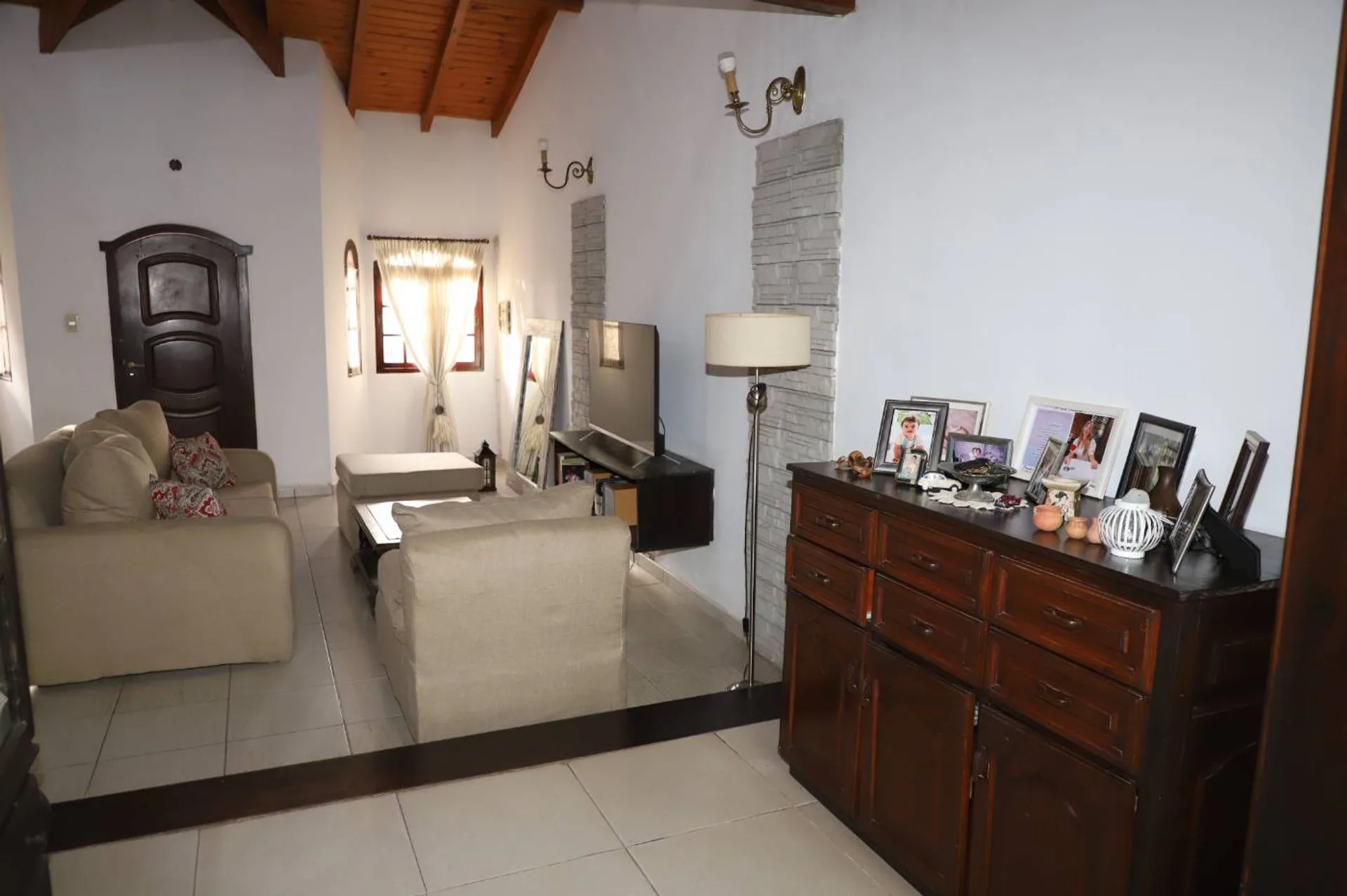 ¡CASA EN VENTA, 8 AMBIENTES! BELLA VISTA CTES. foto 5